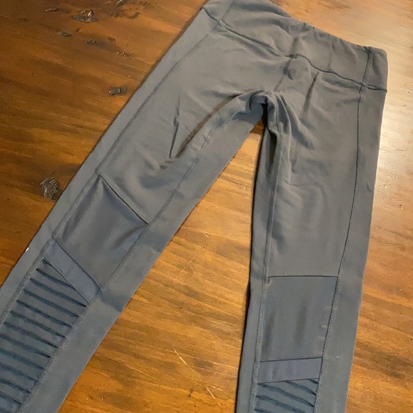 ALO YOGA GRAY MOTO LEGGING💖 - Picture 11 of 15